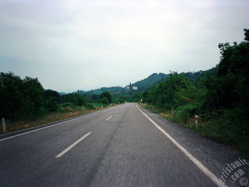 Trabzon`a ba�l� Of il�emizden bir yol manzaras�.
