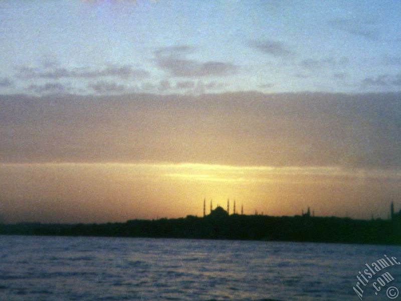 �stanbul Bo�az�`ndan g�nbat�m� manzaras�, Sarayburnu sahili ve Sultan Ahmet Camisi.
