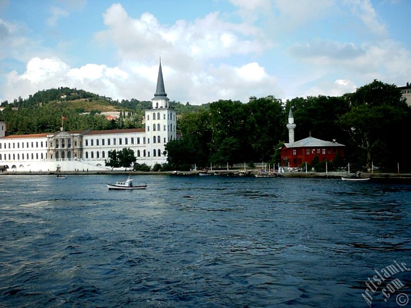 Denizden Kuleli Mahallesi sahili ve Kuleli Askeri Lisesine bak.
