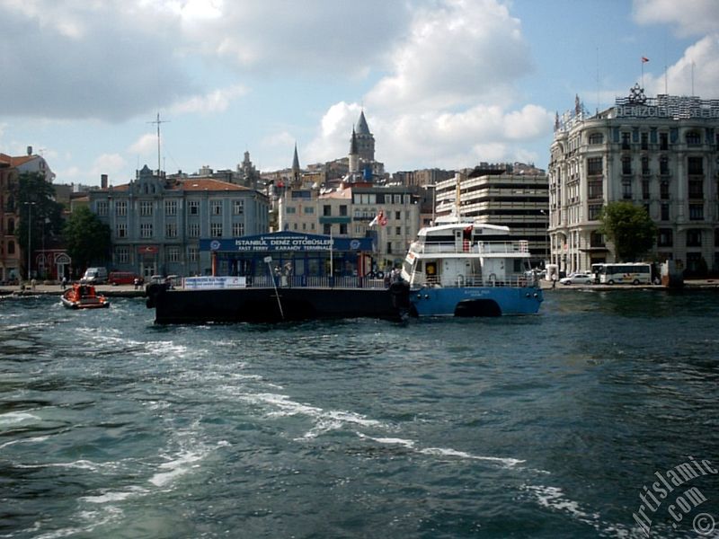 Karak�y sahilinde h�zl� deniz otob�s� ve arkada �stte Galata Kulesi.
