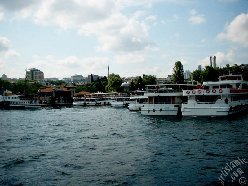 Denizden Be�ikta� sahili, iskele ve arkada Sinan Pa�a Camisi.
