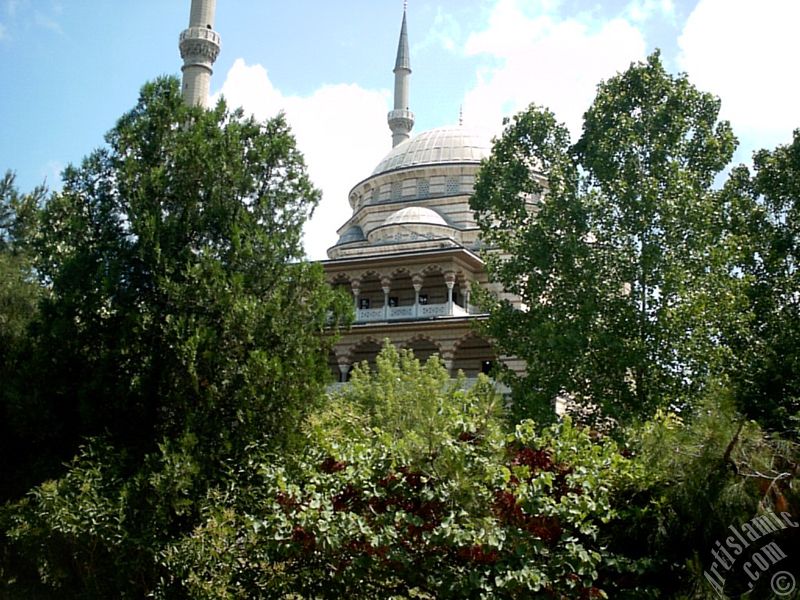 �sk�dar Altunizade`de bulunan Marmara �niversitesi �lahiyat Fak�ltesi ve Camisi`nden bir g�r�n��.
