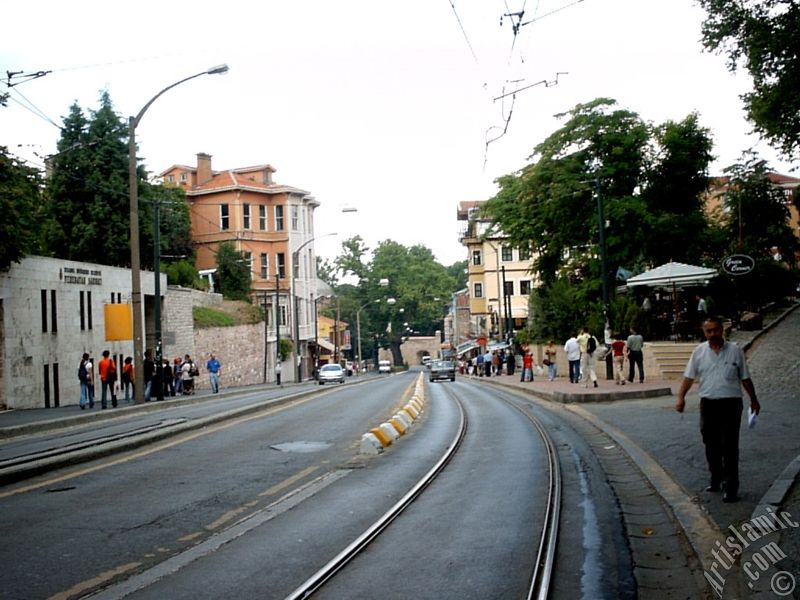 stanbul Sultanahmet`te Glhane Park`na doru inen tramvay yolu ve solda Yerebatan Sarnc.
