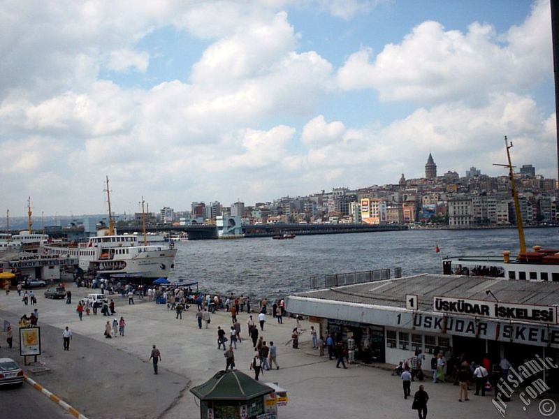 �stanbul Emin�n�`de �st ge�itten iskeleler, Emin�n� Meydan�, Yeni Galata K�pr�s� ve Galata Kulesi`ne bak��.
