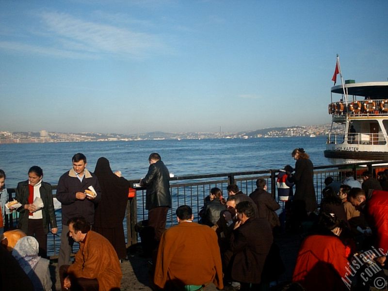 stanbul Eminn sahilinde balk-ekmek yiyenler.
