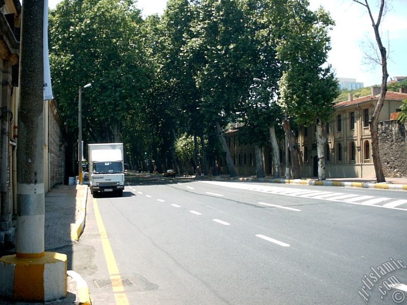 �stanbul`da Dolmabah�e-Be�ikta� yolu.
