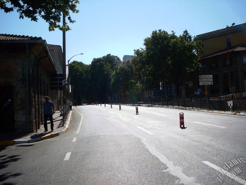 stanbul Dolmabahe-Beikta yolundan Dolmabahe ynne bak.
