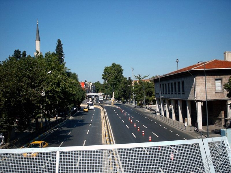 stanbul Beikta`ta stgeitten Ortaky ynne bak ve Sinan Paa Camisi`nin minaresi.
