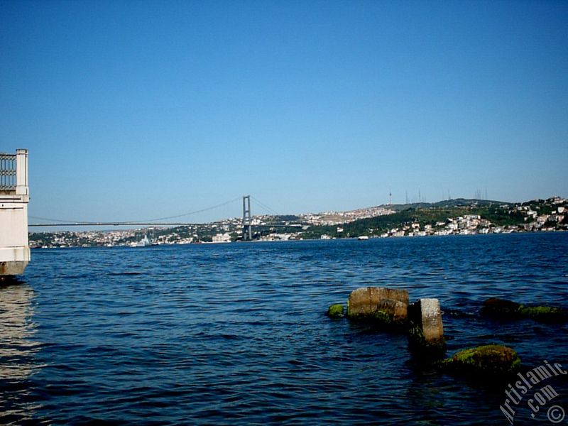 �stanbul Be�ikta� sahilinde bir parktan Bo�az K�pr�s�, �aml�ca Tepesi ve �sk�dar-Beylerbeyi s�rtlar�na bak��.
