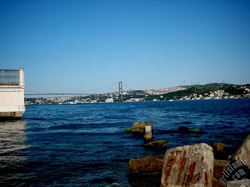 �stanbul Be�ikta� sahilinde bir parktan Bo�az K�pr�s�, �aml�ca Tepesi ve �sk�dar-Beylerbeyi s�rtlar�na bak��.
