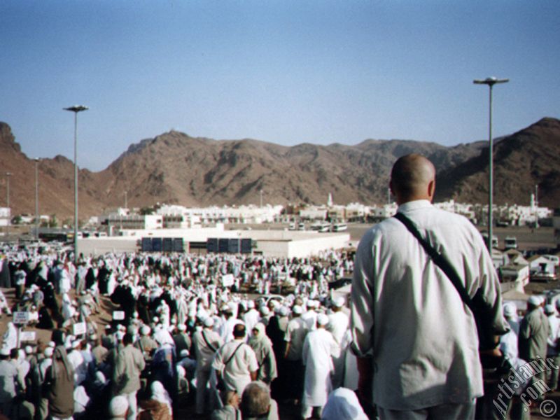 Medine`de Uhud Dalar, Uhud Savann yapld alan, Uhud Savanda ehid olan sahabilerin yatt ehitlik (ortada) ve bu meknlar ziyarete gelmi haclar.
