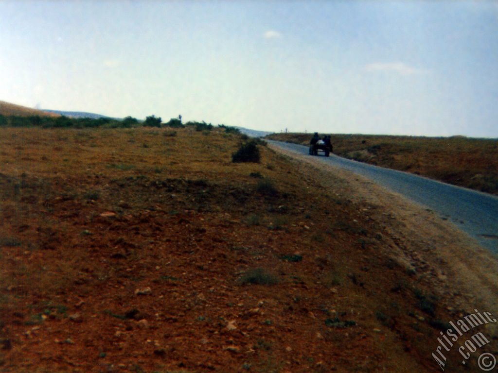 Gaziantep`te bir k�y yolu ve trakt�rle giden k�yl�ler.
