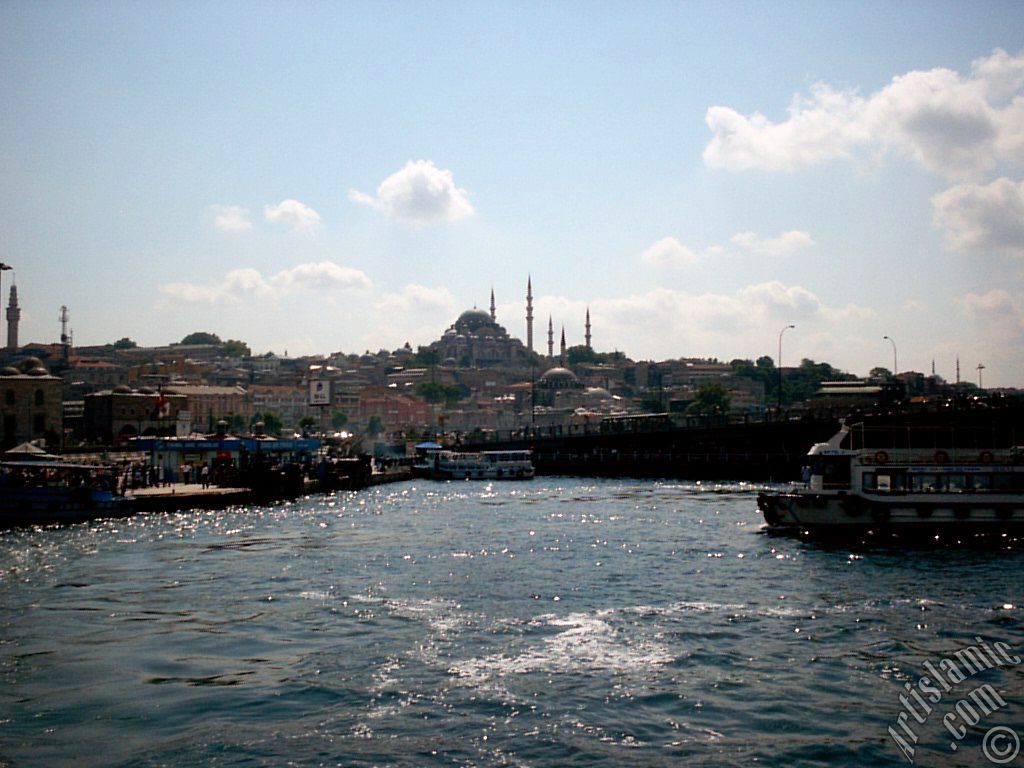 Emin�n� sahilinde gemiden (soldan-sa�a) Beyaz�t Kulesi, M�s�r �ar��s�, S�leymaniye Camisi, alt k�s�mda R�stem Pa�a Camisi ve Yeni Galata K�pr�s�ne bir bak��.
