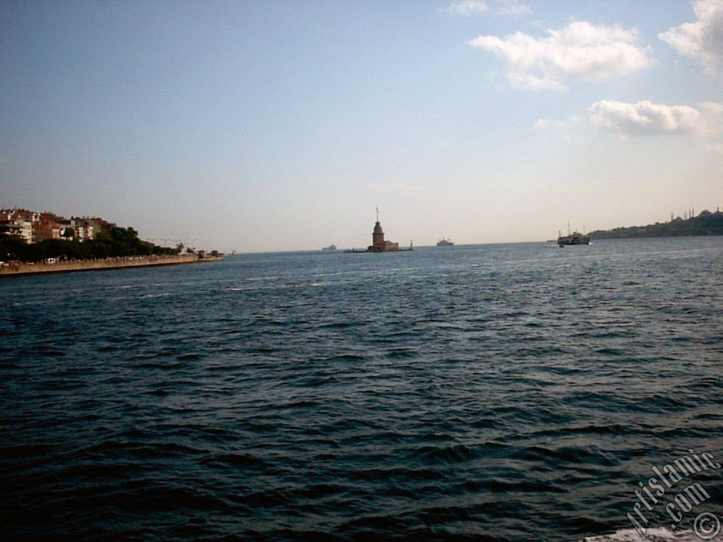 Denizden �sk�dar sahili, K�z Kulesi ve Sarayburnu sahiline bak��.
