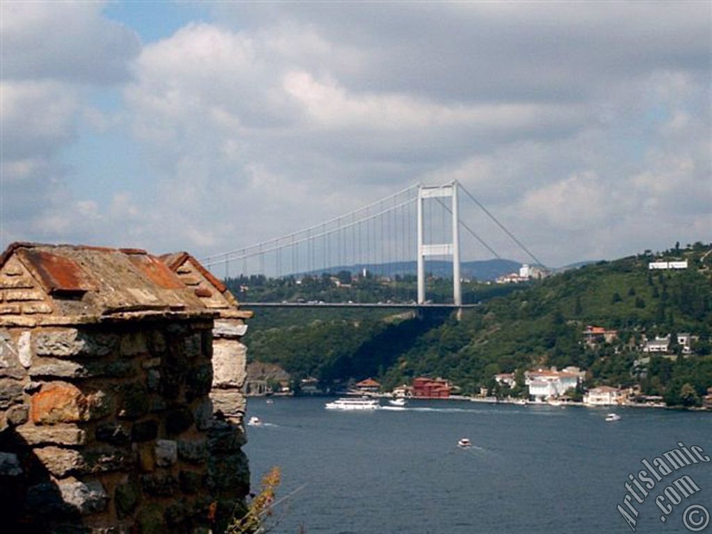 Bebek sahilinde bulunan, Fatih Sultan Mehmet`in �stanbul`u fethetmeden �nce yapt�rd��� Rumeli Hisar� bur�lar�ndan sahil ve Fatih Sultan Mehmet K�pr�s�ne bak��.
