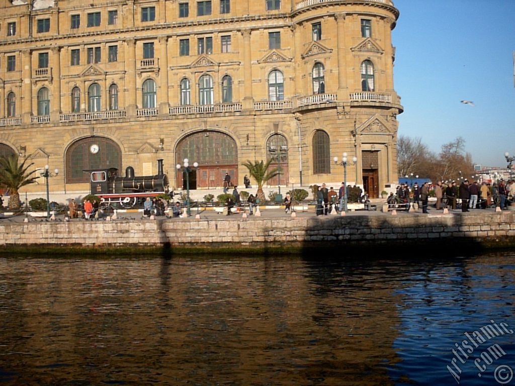 Denizden Haydarpaa sahili ve tren garna bak.
