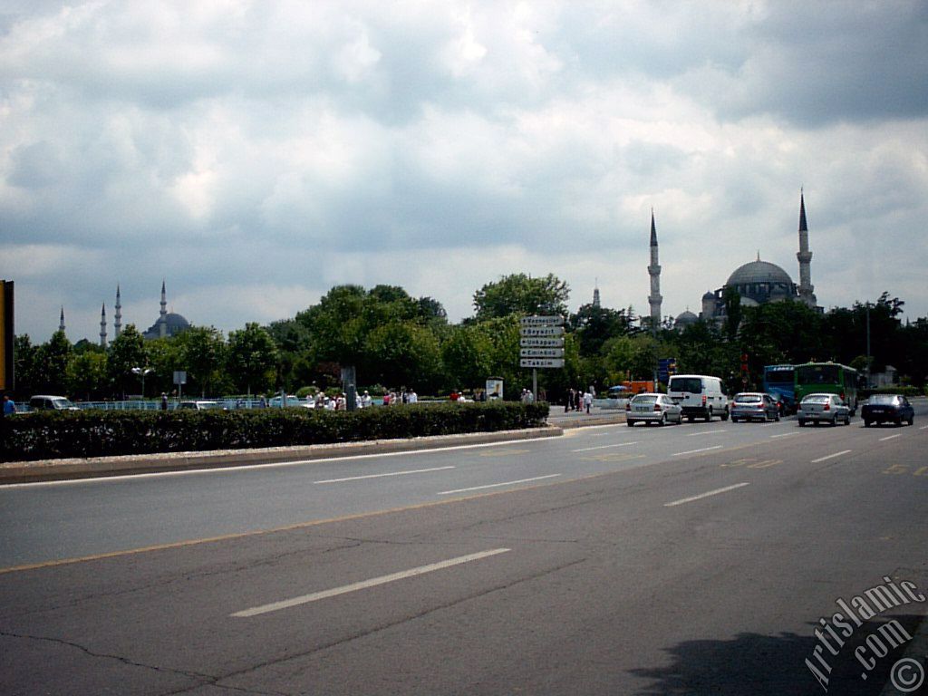 stanbul Fatih`te Mimar Sinan`n eserleri ehzdeba Camisi ve solda Sleymaniye Camisi.
