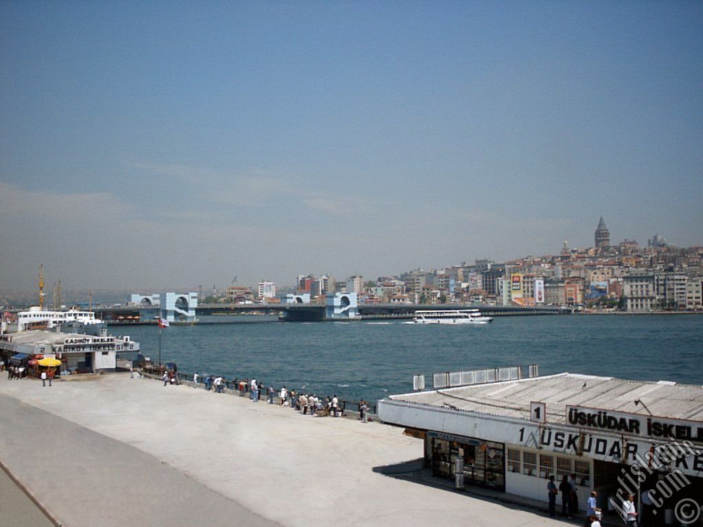 stanbul Eminn`de st geitten iskeleler, Eminn Meydan, Yeni Galata Kprs ve Galata Kulesi`ne bak.
