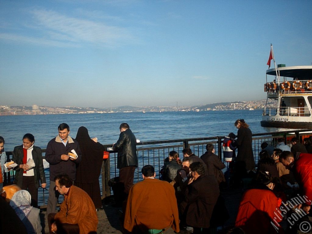 �stanbul Emin�n� sahilinde bal�k-ekmek yiyenler.
