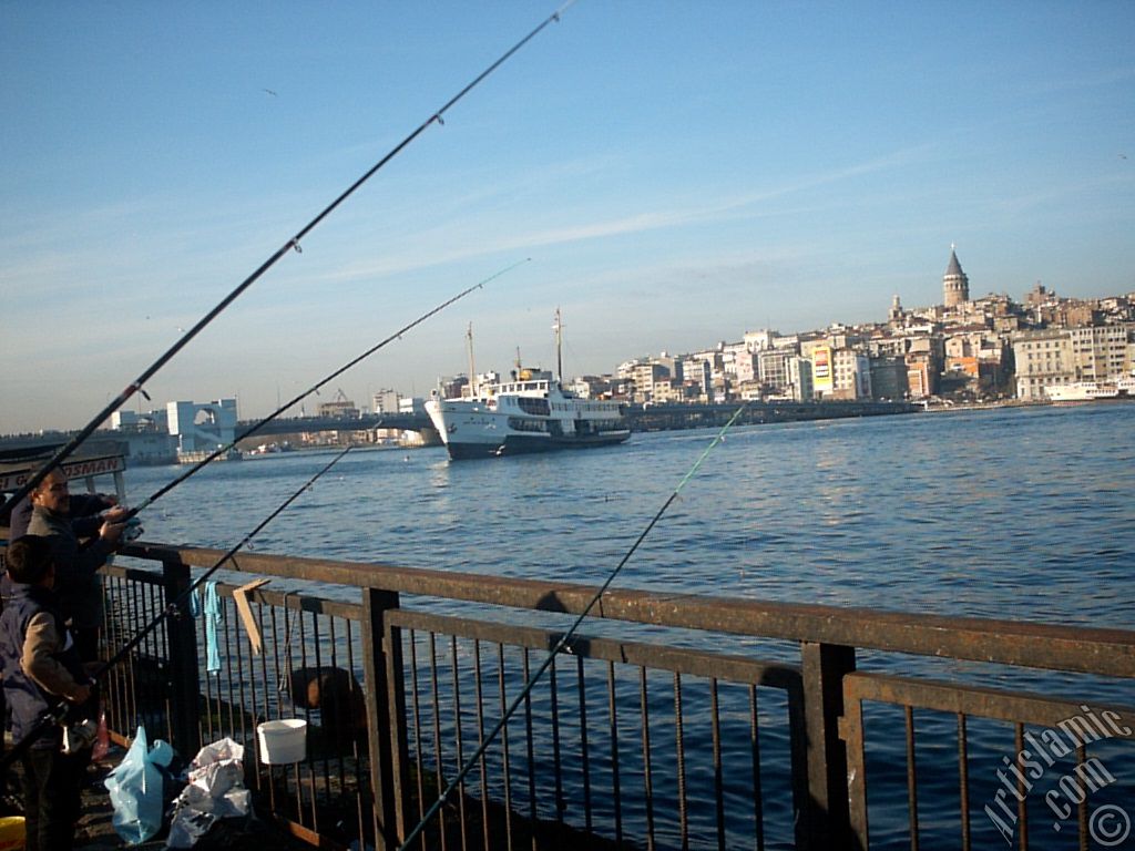 Eminn sahilinde balk tutanlar, iskeleye yanaan vapur, Yeni Galata Kprs ve Galata Kulesi.
