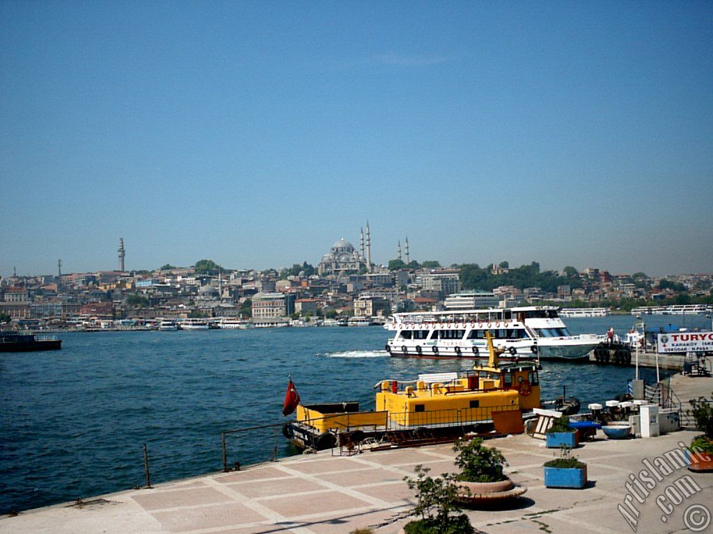 Karak�y-Per�embe Pazar� sahilinden Emin�n� Sahili, (soldan-sa�a) Beyaz�t Kulesi, altta R�stem Pa�a ve �stte S�leymaniye Camisi`ne bak��.
