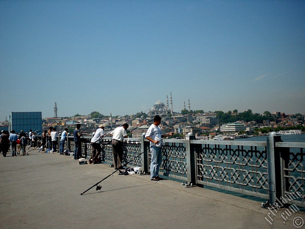 Yeni Galata Kprsnde balk tutanlar ve ufukta Beyazt Kulesi ve Sleymaniye Camisi.
