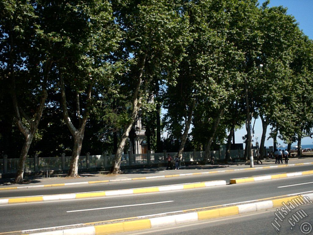 �stanbul Dolmabah�e Stad� �n�nden sahil ve Dolmabah�e Saray�`na bak��.

