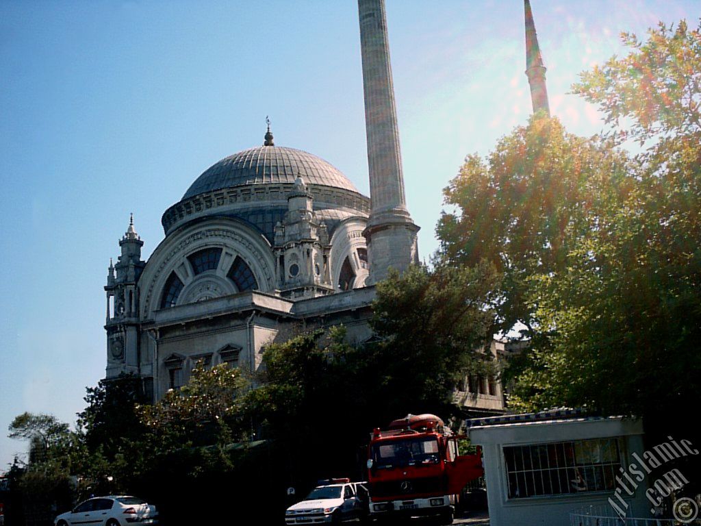 �stanbul Dolmabah�e Saray� giri� kap�s� �n�nden Valide Sultan Camisine bak��.
