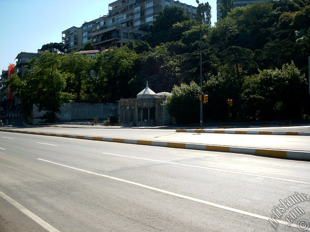 �stanbul Dolmabah�e Saray� �n�nden g�r�len bir Osmanl� eseri.
