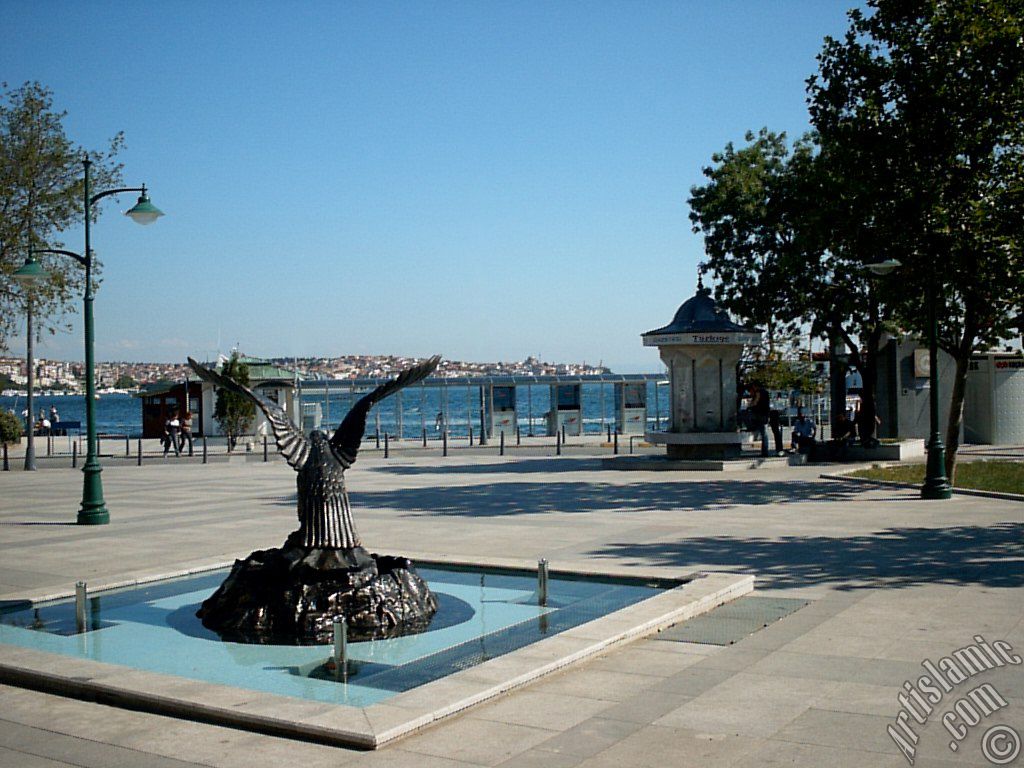 stanbul Beikta sahilinde bir park ve ufukta grnen skdar srtlar.
