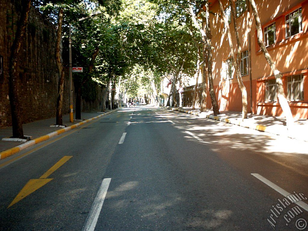 �stanbul Be�ikta�-Ortak�y yolunda ��ra�an Saray�`n�n �n�nden Ortak�y y�n�ne do�ru bak��.
