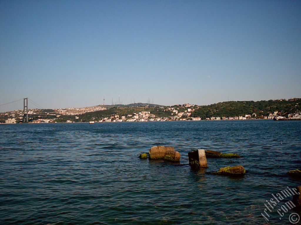 stanbul Beikta sahilinde bir parktan Boaz Kprs, amlca Tepesi ve skdar-Beylerbeyi srtlarna bak.
