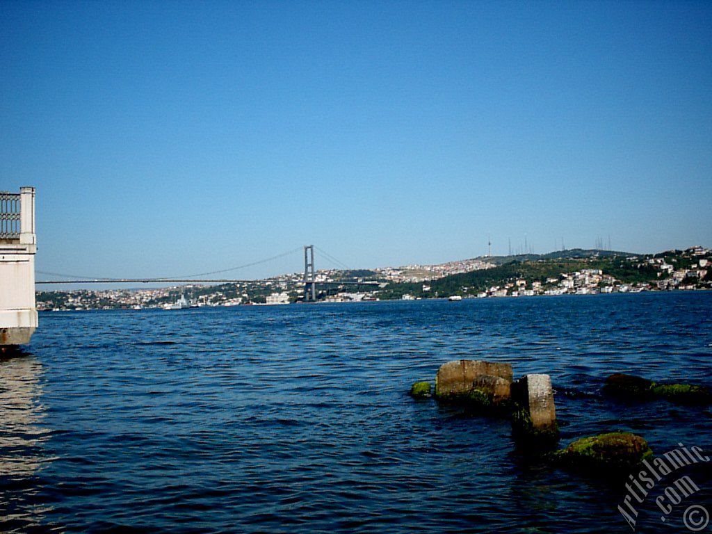 stanbul Beikta sahilinde bir parktan Boaz Kprs, amlca Tepesi ve skdar-Beylerbeyi srtlarna bak.
