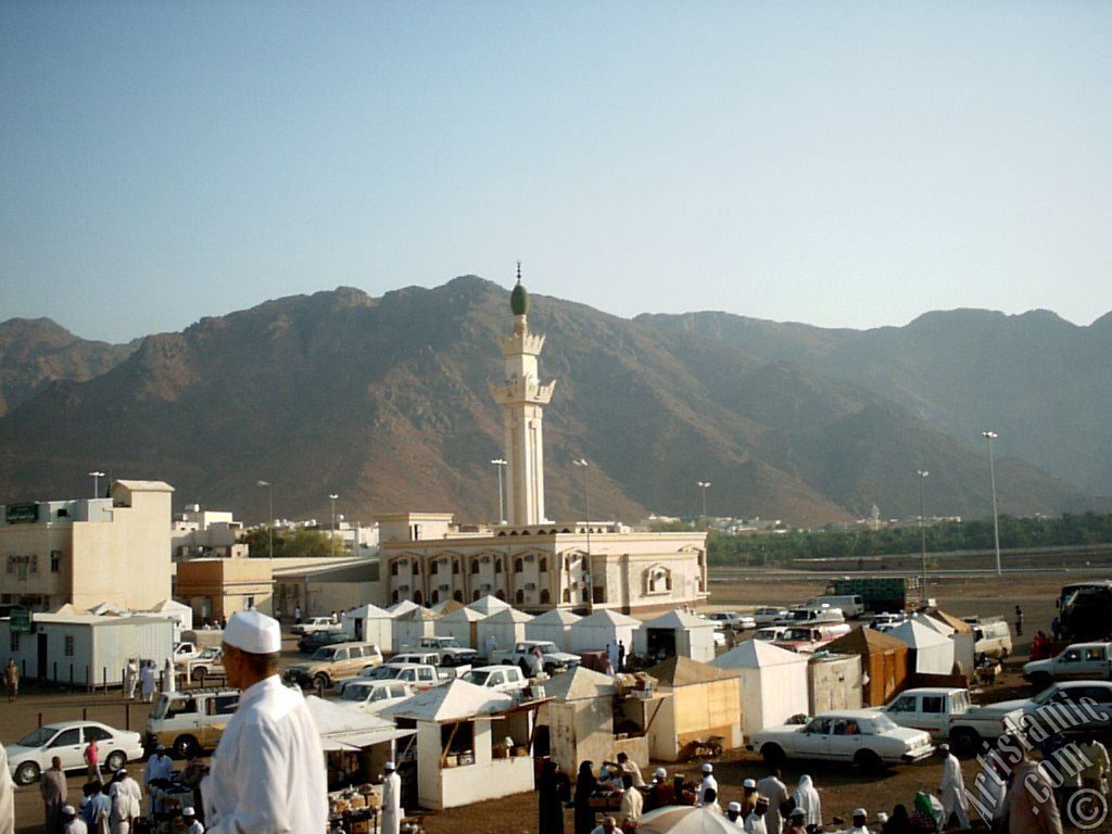 Medine`de Uhud Da�lar� ve Uhud Sava��n�n yap�ld��� alan.
